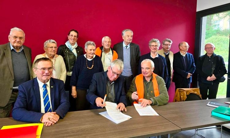 Les membres de l'AMOMA et de la Banque Alimentaire entourant les présidents des deux associations lors de la signature de la convention de partenariat